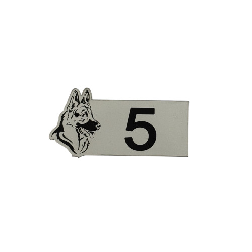 Numéro de boite aux lettres avec une forme de chien