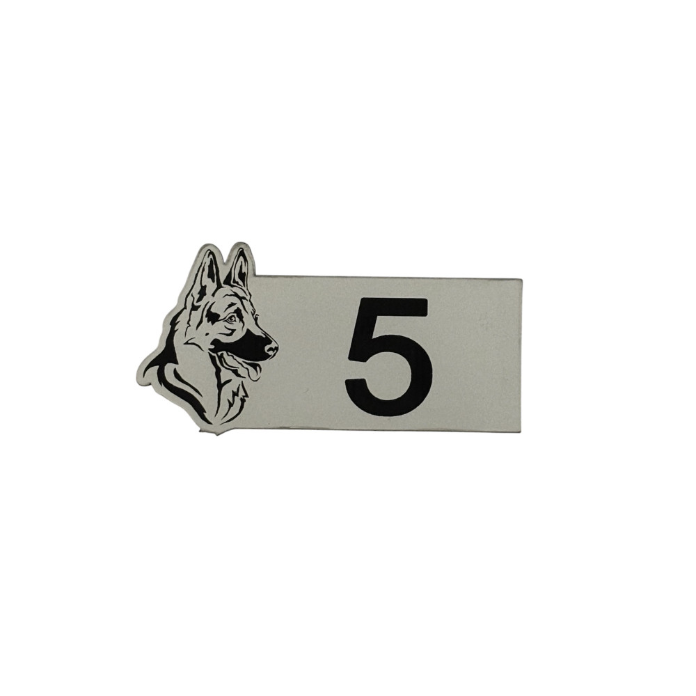 Numéro de boite aux lettres avec une forme de chien