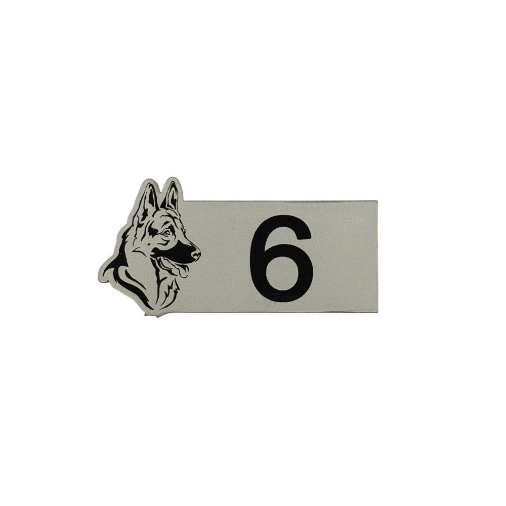 Numéro de boite aux lettres avec une forme de chien