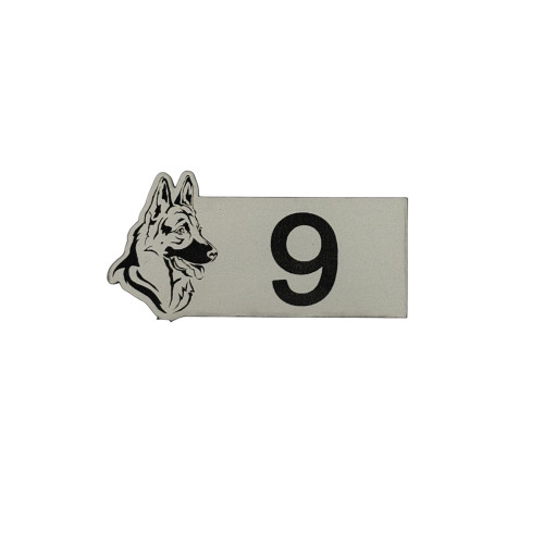 Numéro de boite aux lettres avec une forme de chien