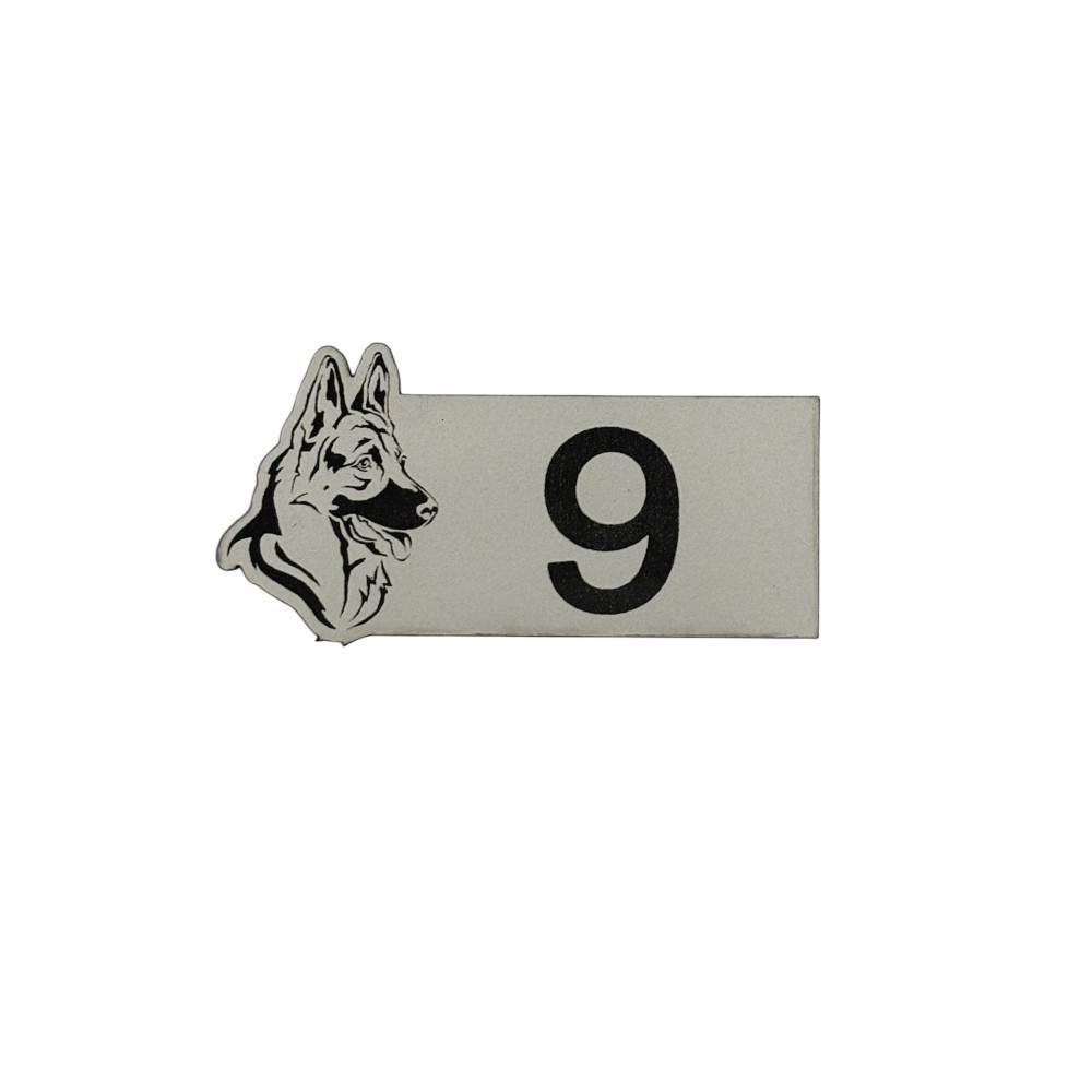 Numéro de boite aux lettres avec une forme de chien