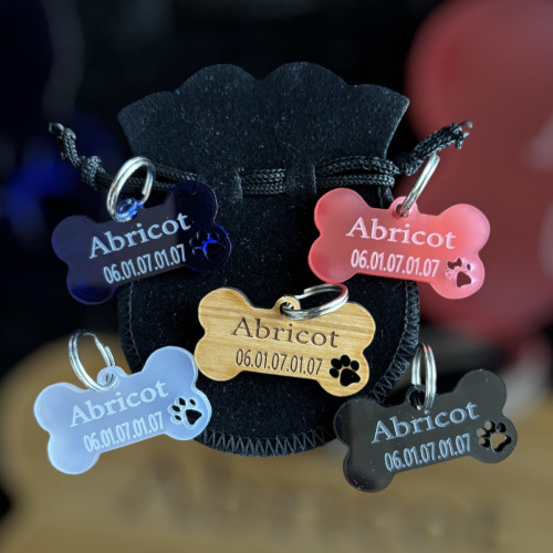 Médaillon pour chien en plexiglas noir à personnaliser